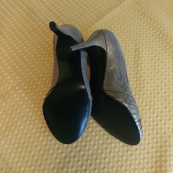 New. Adrianna Papell heels. - Picture 2 of 6